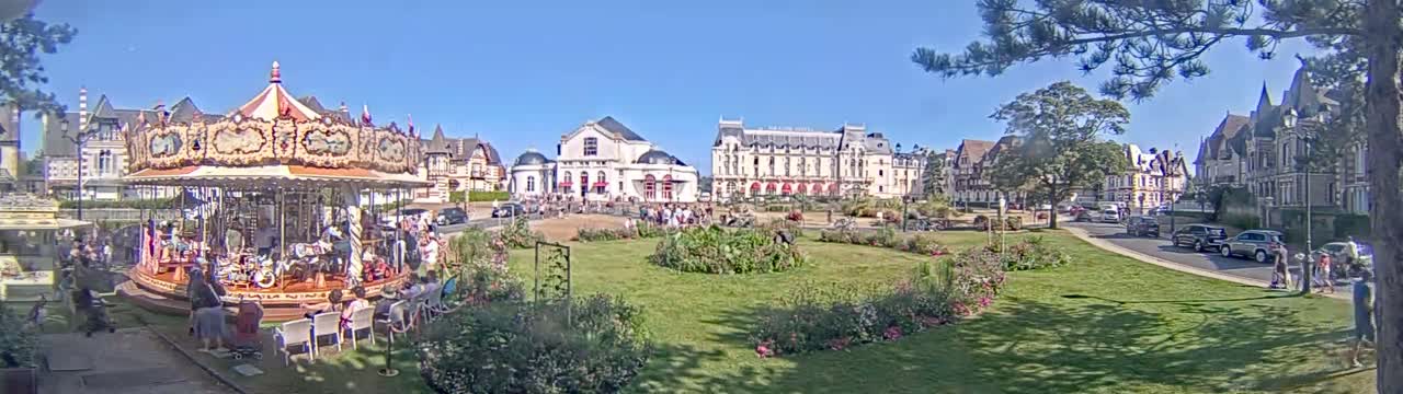 Cabourg , Statue Pavillon Charles Bertrand & City View Live Cam - Lisieux, Calvados, Normandie, France