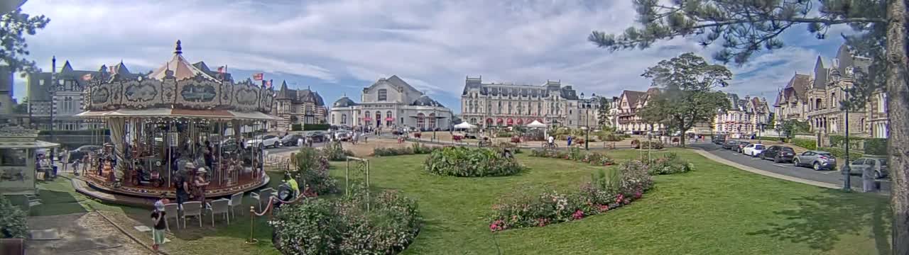 Cabourg , Statue Pavillon Charles Bertrand & City View Live Cam - Lisieux, Calvados, Normandie, France