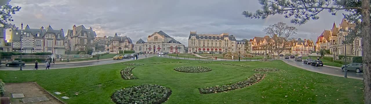 Cabourg , Statue Pavillon Charles Bertrand & City View Live Cam - Lisieux, Calvados, Normandie, France