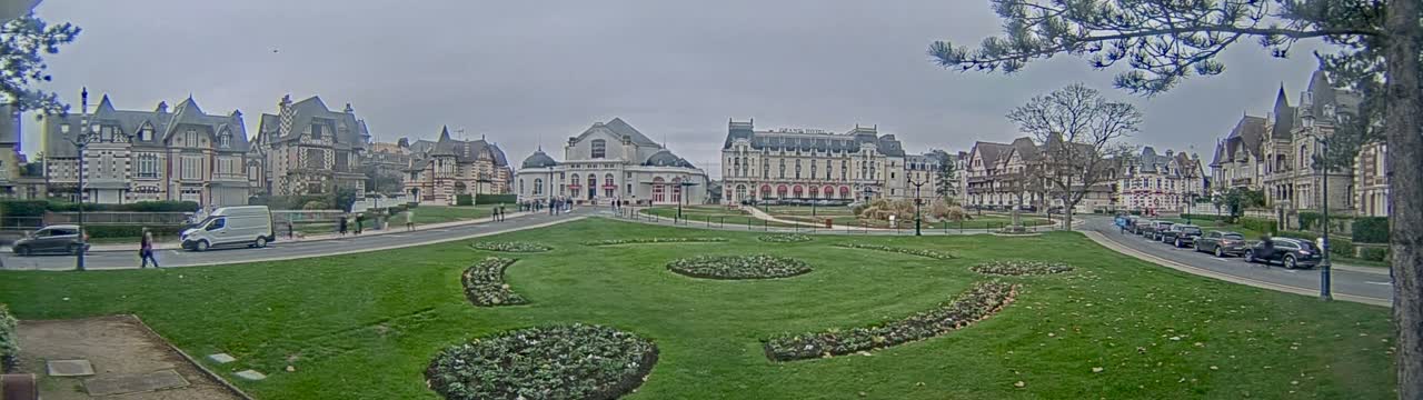 Cabourg , Statue Pavillon Charles Bertrand & City View Live Cam - Lisieux, Calvados, Normandie, France