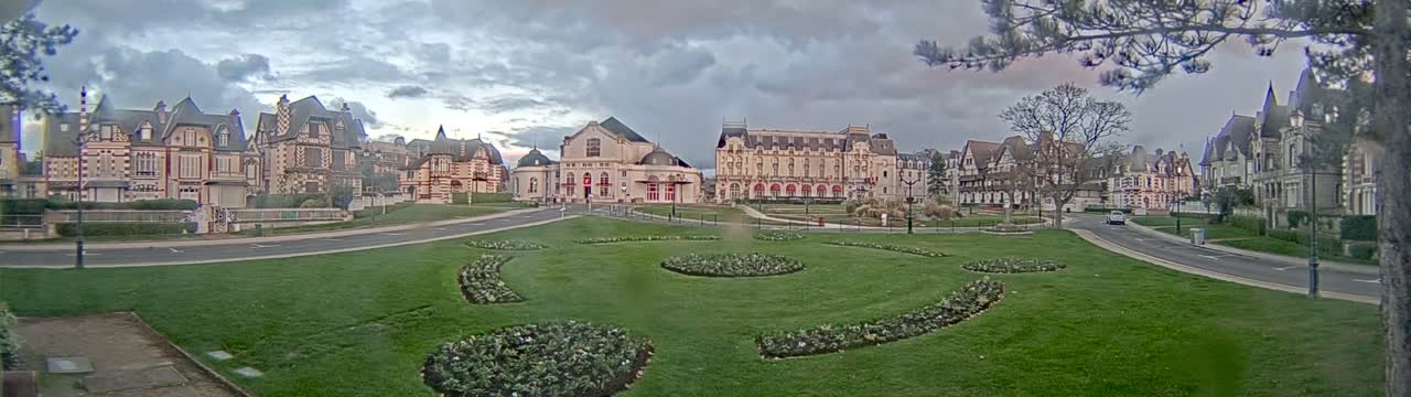 Cabourg , Statue Pavillon Charles Bertrand & City View Live Cam - Lisieux, Calvados, Normandie, France