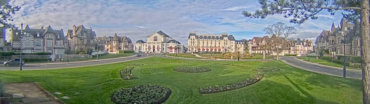 Cabourg , Statue Pavillon Charles Bertrand & City View Live Cam - Lisieux, Calvados, Normandie, France