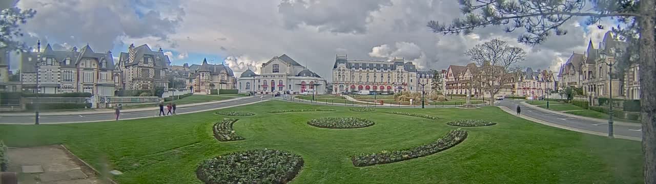 Cabourg , Statue Pavillon Charles Bertrand & City View Live Cam - Lisieux, Calvados, Normandie, France