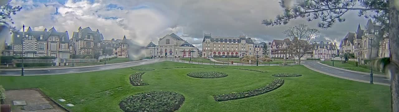 Cabourg , Statue Pavillon Charles Bertrand & City View Live Cam - Lisieux, Calvados, Normandie, France