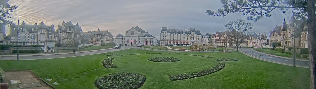 Cabourg , Statue Pavillon Charles Bertrand & City View Live Cam - Lisieux, Calvados, Normandie, France