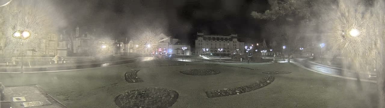 Cabourg , Statue Pavillon Charles Bertrand & City View Live Cam - Lisieux, Calvados, Normandie, France