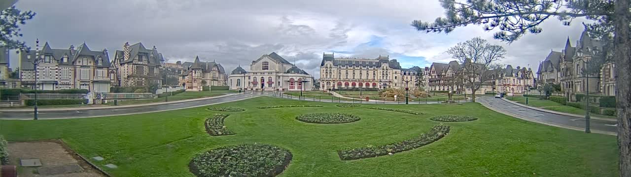 Cabourg , Statue Pavillon Charles Bertrand & City View Live Cam - Lisieux, Calvados, Normandie, France