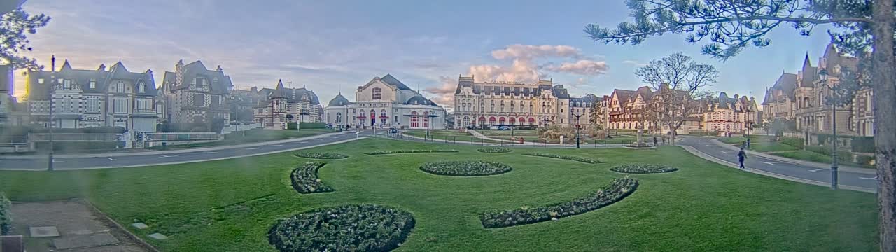 Cabourg , Statue Pavillon Charles Bertrand & City View Live Cam - Lisieux, Calvados, Normandie, France