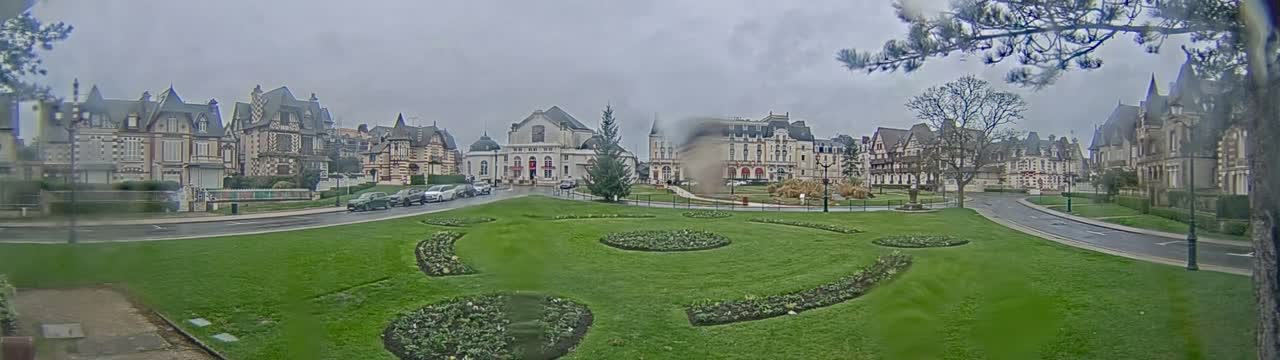 Cabourg , Statue Pavillon Charles Bertrand & City View Live Cam - Lisieux, Calvados, Normandie, France