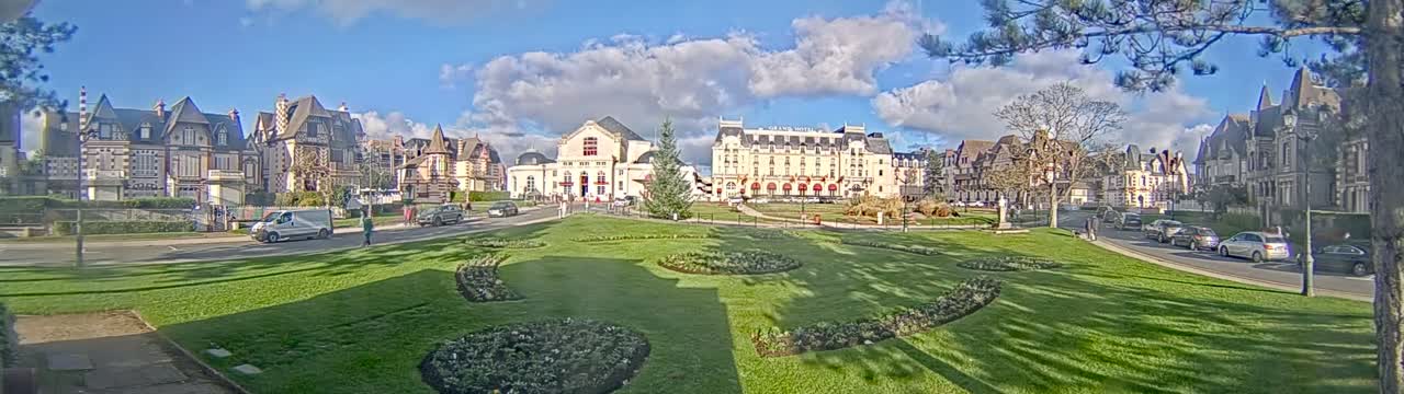 Cabourg , Statue Pavillon Charles Bertrand & City View Live Cam - Lisieux, Calvados, Normandie, France