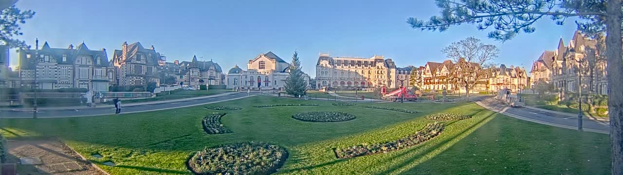 Cabourg , Statue Pavillon Charles Bertrand & City View Live Cam - Lisieux, Calvados, Normandie, France