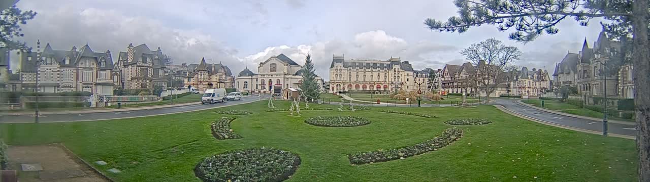 Cabourg , Statue Pavillon Charles Bertrand & City View Live Cam - Lisieux, Calvados, Normandie, France