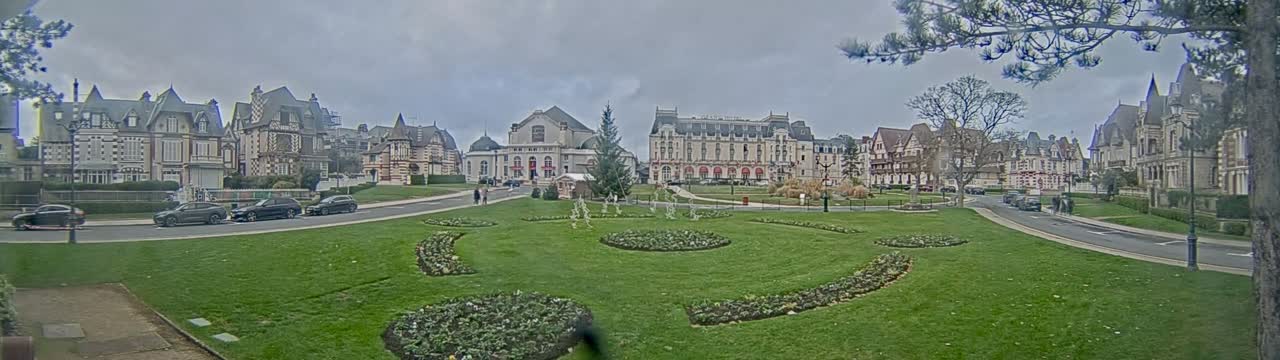 Cabourg , Statue Pavillon Charles Bertrand & City View Live Cam - Lisieux, Calvados, Normandie, France