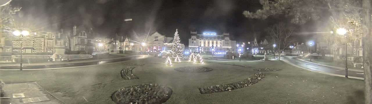 Cabourg , Statue Pavillon Charles Bertrand & City View Live Cam - Lisieux, Calvados, Normandie, France