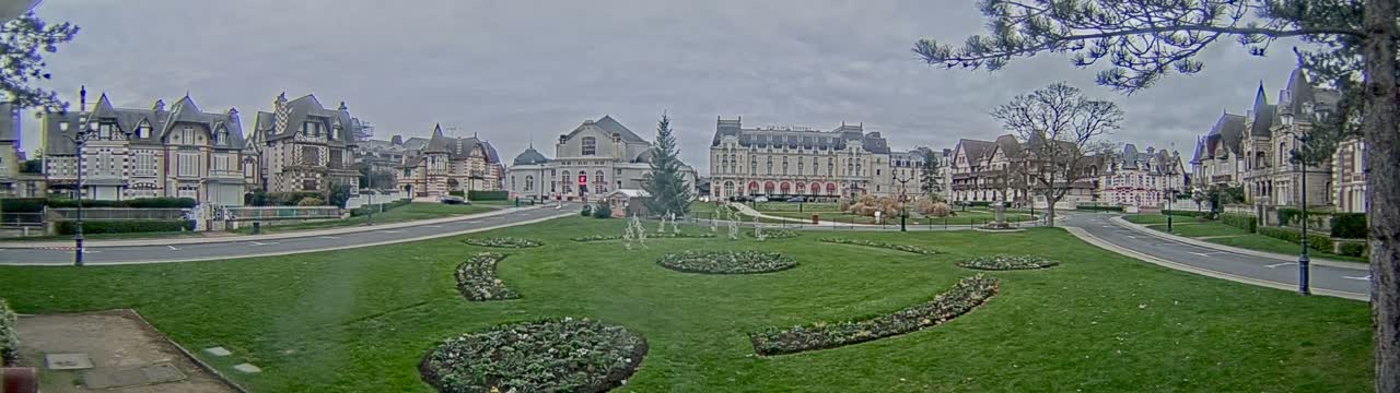 Cabourg , Statue Pavillon Charles Bertrand & City View Live Cam - Lisieux, Calvados, Normandie, France