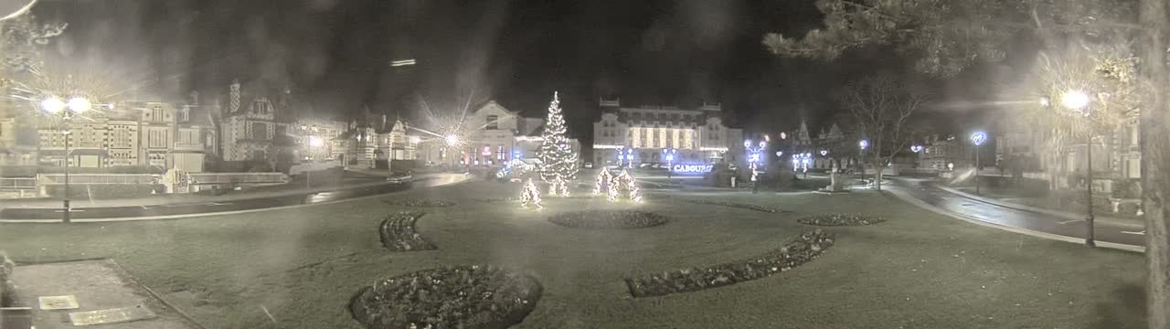 Cabourg , Statue Pavillon Charles Bertrand & City View Live Cam - Lisieux, Calvados, Normandie, France