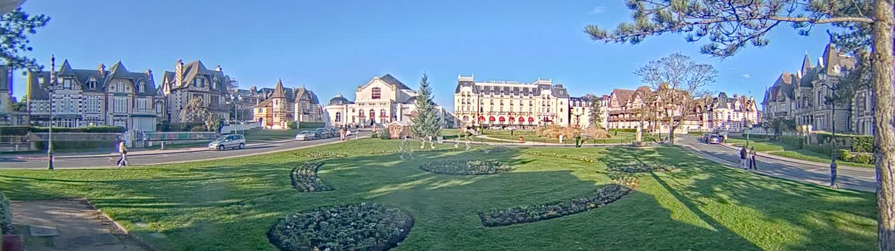 Cabourg , Statue Pavillon Charles Bertrand & City View Live Cam - Lisieux, Calvados, Normandie, France