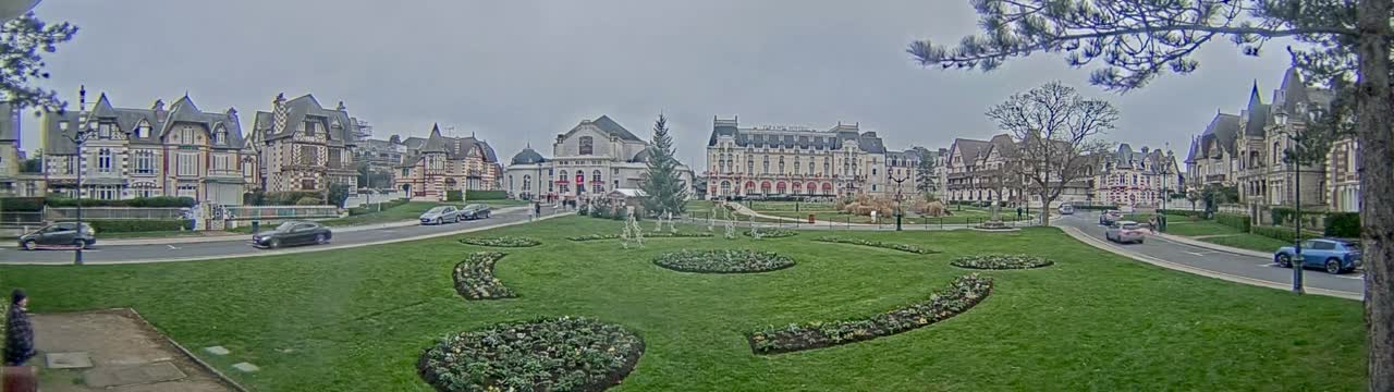Cabourg , Statue Pavillon Charles Bertrand & City View Live Cam - Lisieux, Calvados, Normandie, France