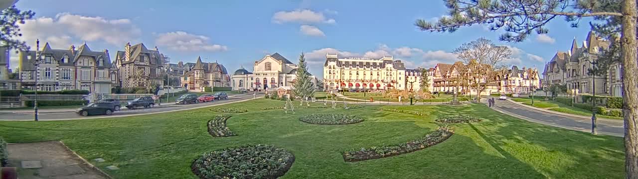 Cabourg , Statue Pavillon Charles Bertrand & City View Live Cam - Lisieux, Calvados, Normandie, France