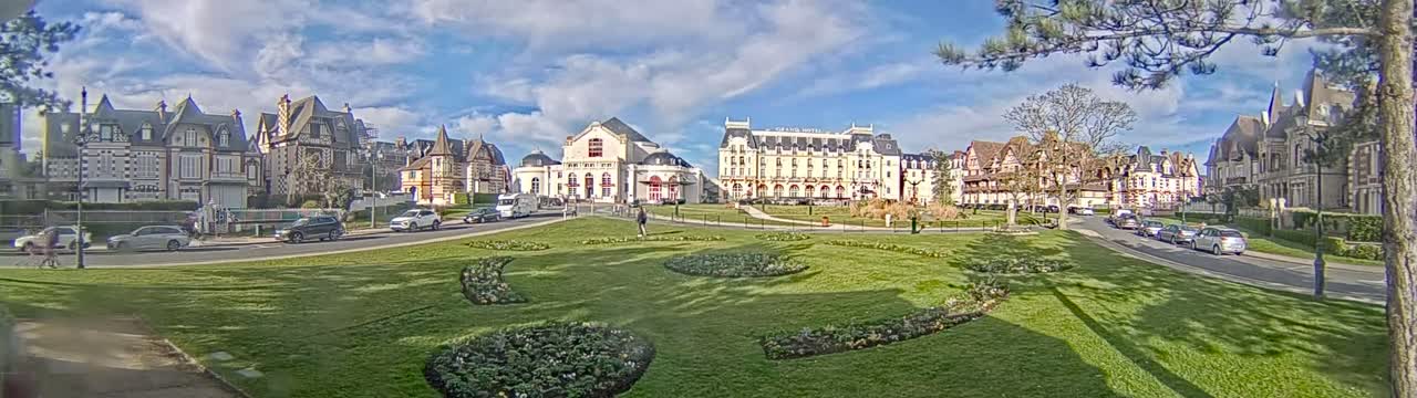Cabourg , Statue Pavillon Charles Bertrand & City View Live Cam - Lisieux, Calvados, Normandie, France