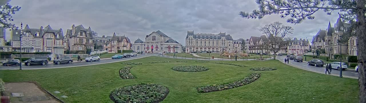 Cabourg , Statue Pavillon Charles Bertrand & City View Live Cam - Lisieux, Calvados, Normandie, France