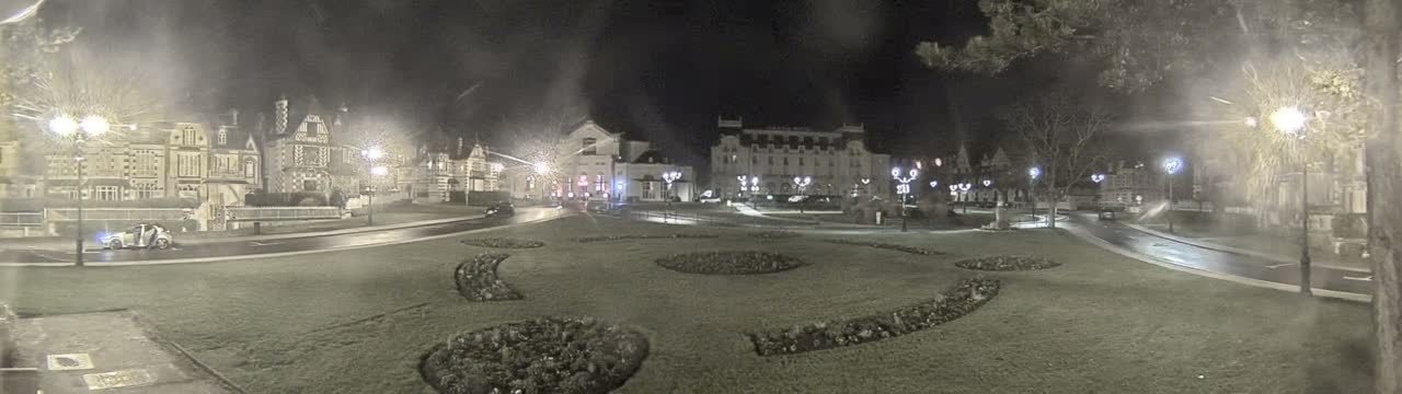 Cabourg , Statue Pavillon Charles Bertrand & City View Live Cam - Lisieux, Calvados, Normandie, France