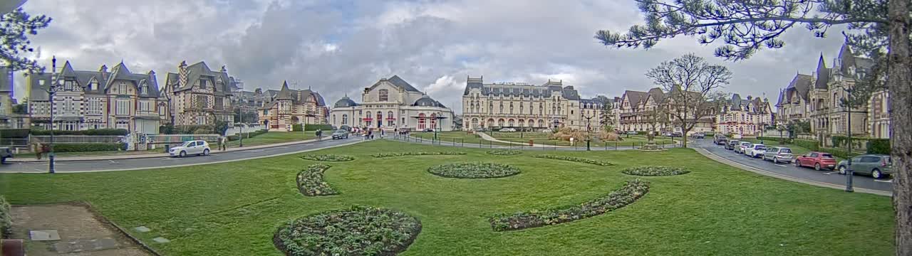 Cabourg , Statue Pavillon Charles Bertrand & City View Live Cam - Lisieux, Calvados, Normandie, France