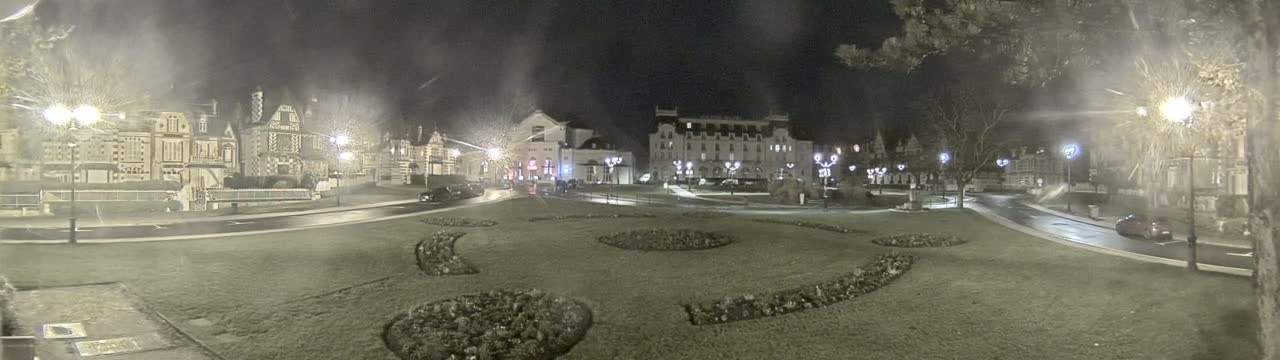 Cabourg , Statue Pavillon Charles Bertrand & City View Live Cam - Lisieux, Calvados, Normandie, France