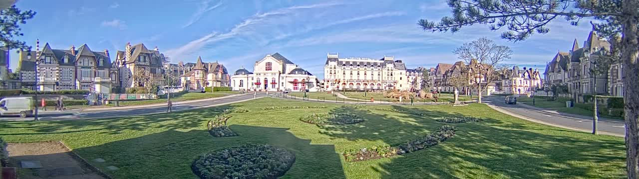 Cabourg , Statue Pavillon Charles Bertrand & City View Live Cam - Lisieux, Calvados, Normandie, France