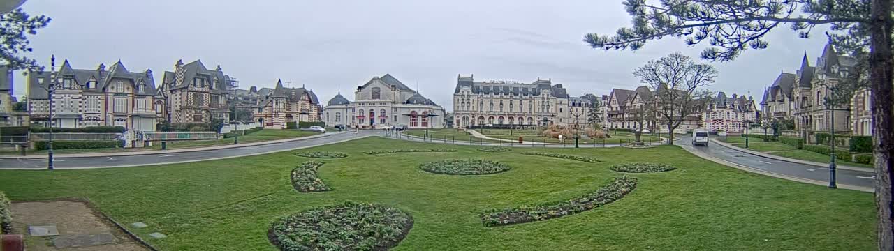 Cabourg , Statue Pavillon Charles Bertrand & City View Live Cam - Lisieux, Calvados, Normandie, France