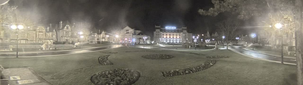 Cabourg , Statue Pavillon Charles Bertrand & City View Live Cam - Lisieux, Calvados, Normandie, France