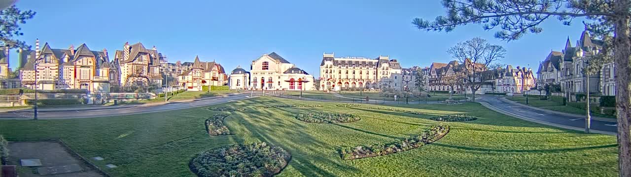 Cabourg , Statue Pavillon Charles Bertrand & City View Live Cam - Lisieux, Calvados, Normandie, France
