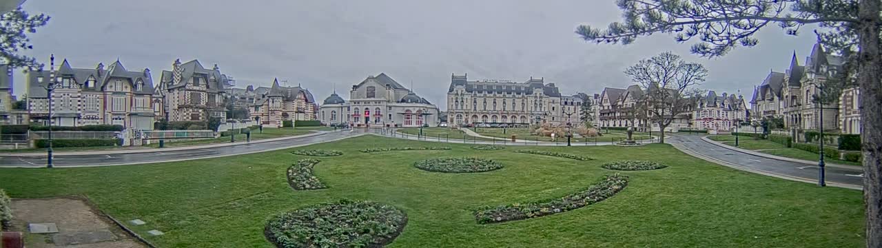 Cabourg , Statue Pavillon Charles Bertrand & City View Live Cam - Lisieux, Calvados, Normandie, France