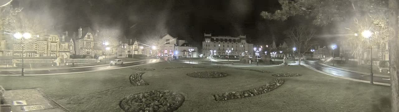 Cabourg , Statue Pavillon Charles Bertrand & City View Live Cam - Lisieux, Calvados, Normandie, France