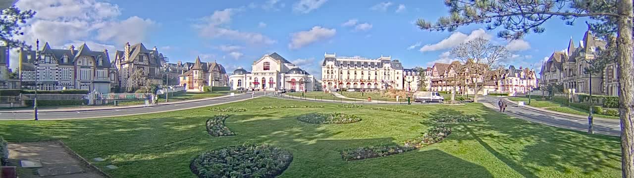 Cabourg , Statue Pavillon Charles Bertrand & City View Live Cam - Lisieux, Calvados, Normandie, France