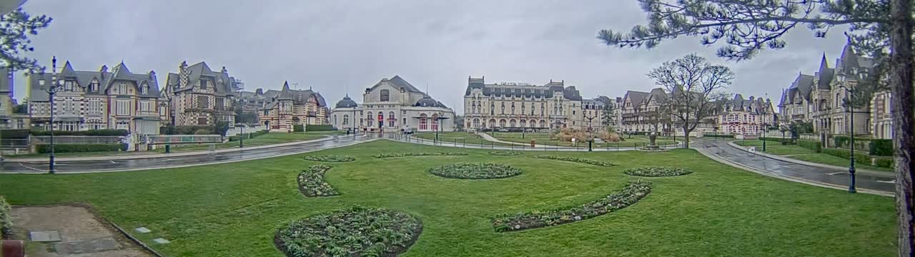 Cabourg , Statue Pavillon Charles Bertrand & City View Live Cam - Lisieux, Calvados, Normandie, France