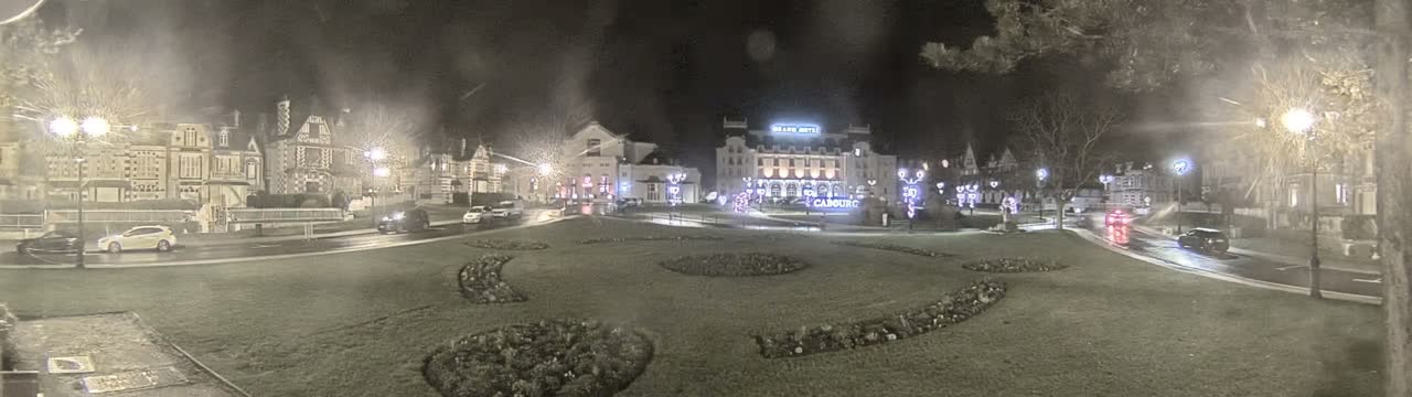 Cabourg , Statue Pavillon Charles Bertrand & City View Live Cam - Lisieux, Calvados, Normandie, France