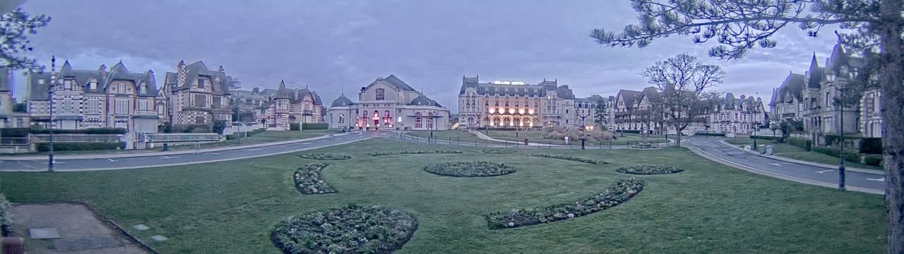 Cabourg , Statue Pavillon Charles Bertrand & City View Live Cam - Lisieux, Calvados, Normandie, France