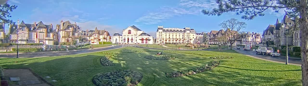 Cabourg , Statue Pavillon Charles Bertrand & City View Live Cam - Lisieux, Calvados, Normandie, France