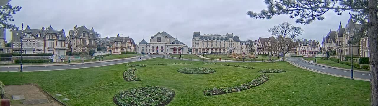 Cabourg , Statue Pavillon Charles Bertrand & City View Live Cam - Lisieux, Calvados, Normandie, France