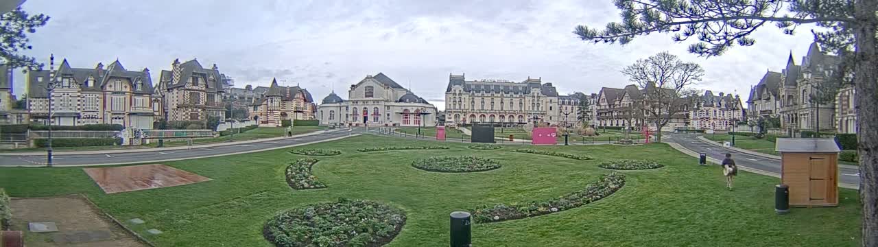 Cabourg , Statue Pavillon Charles Bertrand & City View Live Cam - Lisieux, Calvados, Normandie, France