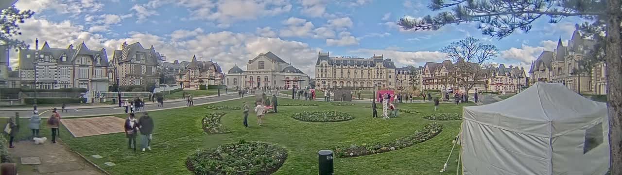 Cabourg , Statue Pavillon Charles Bertrand & City View Live Cam - Lisieux, Calvados, Normandie, France