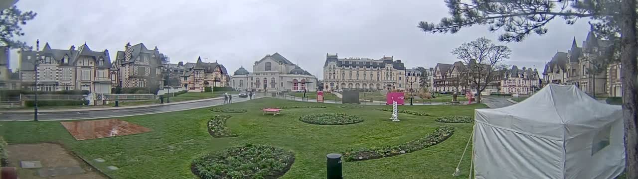 Cabourg , Statue Pavillon Charles Bertrand & City View Live Cam - Lisieux, Calvados, Normandie, France