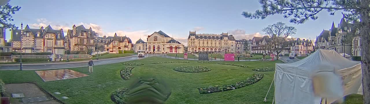 Cabourg , Statue Pavillon Charles Bertrand & City View Live Cam - Lisieux, Calvados, Normandie, France