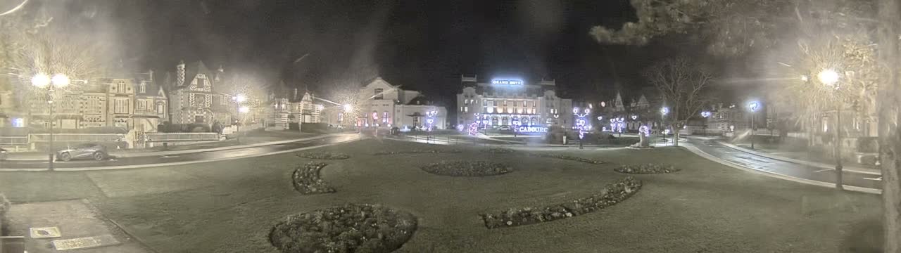 Cabourg , Statue Pavillon Charles Bertrand & City View Live Cam - Lisieux, Calvados, Normandie, France