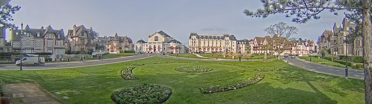 Cabourg , Statue Pavillon Charles Bertrand & City View Live Cam - Lisieux, Calvados, Normandie, France