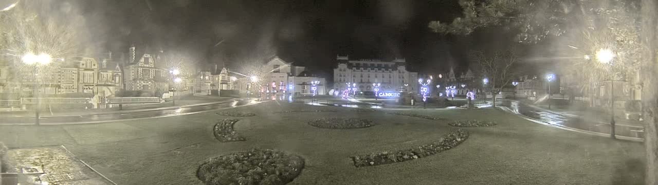 Cabourg , Statue Pavillon Charles Bertrand & City View Live Cam - Lisieux, Calvados, Normandie, France