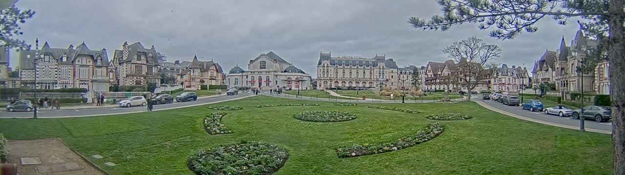 Cabourg , Statue Pavillon Charles Bertrand & City View Live Cam - Lisieux, Calvados, Normandie, France