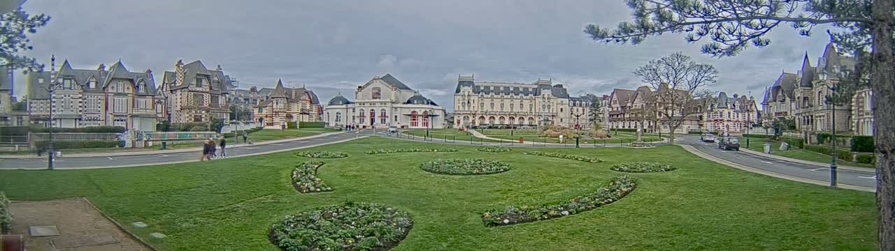 Cabourg , Statue Pavillon Charles Bertrand & City View Live Cam - Lisieux, Calvados, Normandie, France