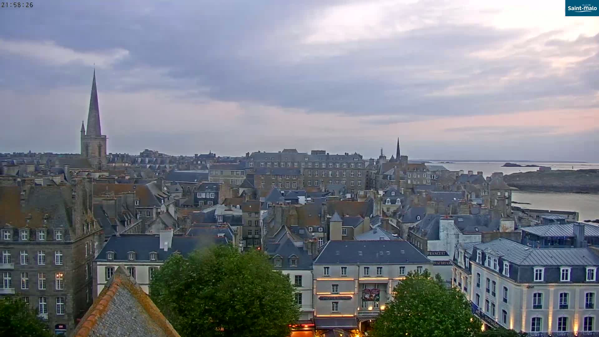 Saint-Malo City & Beach View Skyline Live Cam - Saint-Malo, Ille-et-Vilaine, Bretagne, France